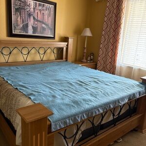 EATON 100% Wool Blue Blanket. Size 91/71.5 In. Made In England.